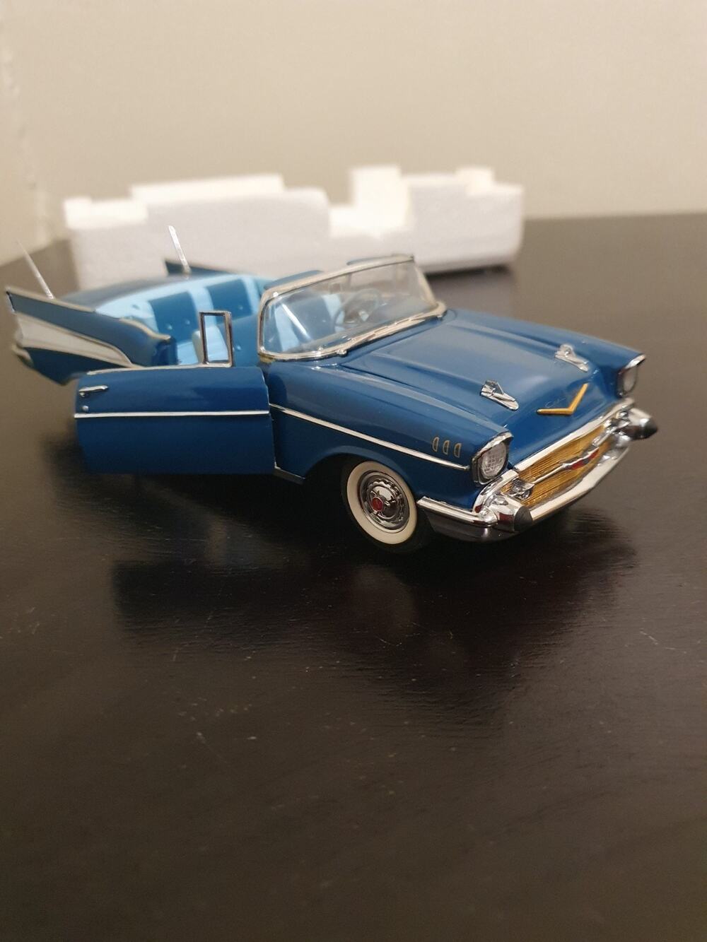 Danbury Mint 1957 Chevrolet Bel Air Convertible 1:24 Diecast Model Car Blue